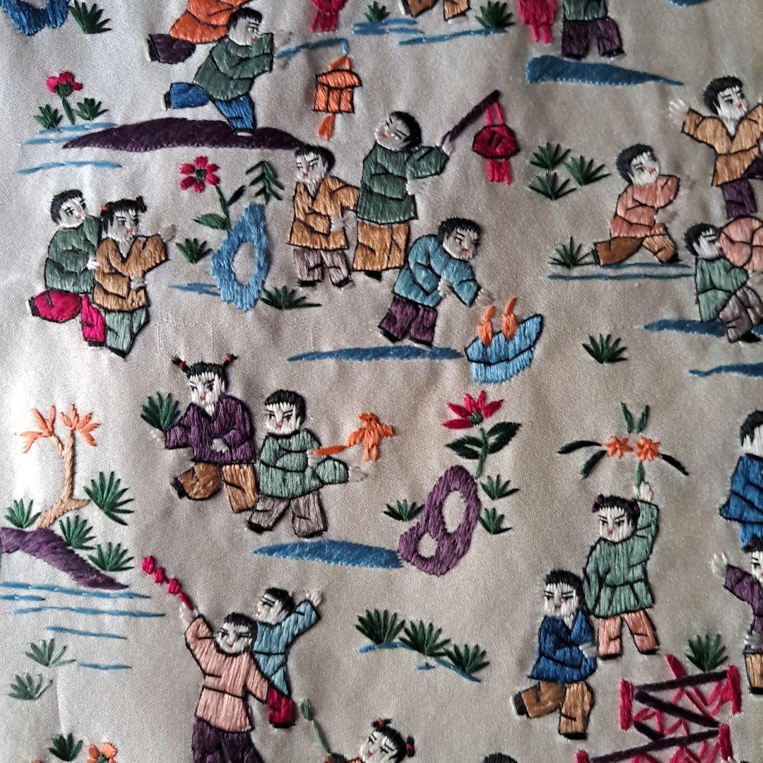 中国　正絹刺繍　精密刺繍　工芸品の敷物　お祭り風景図　極上