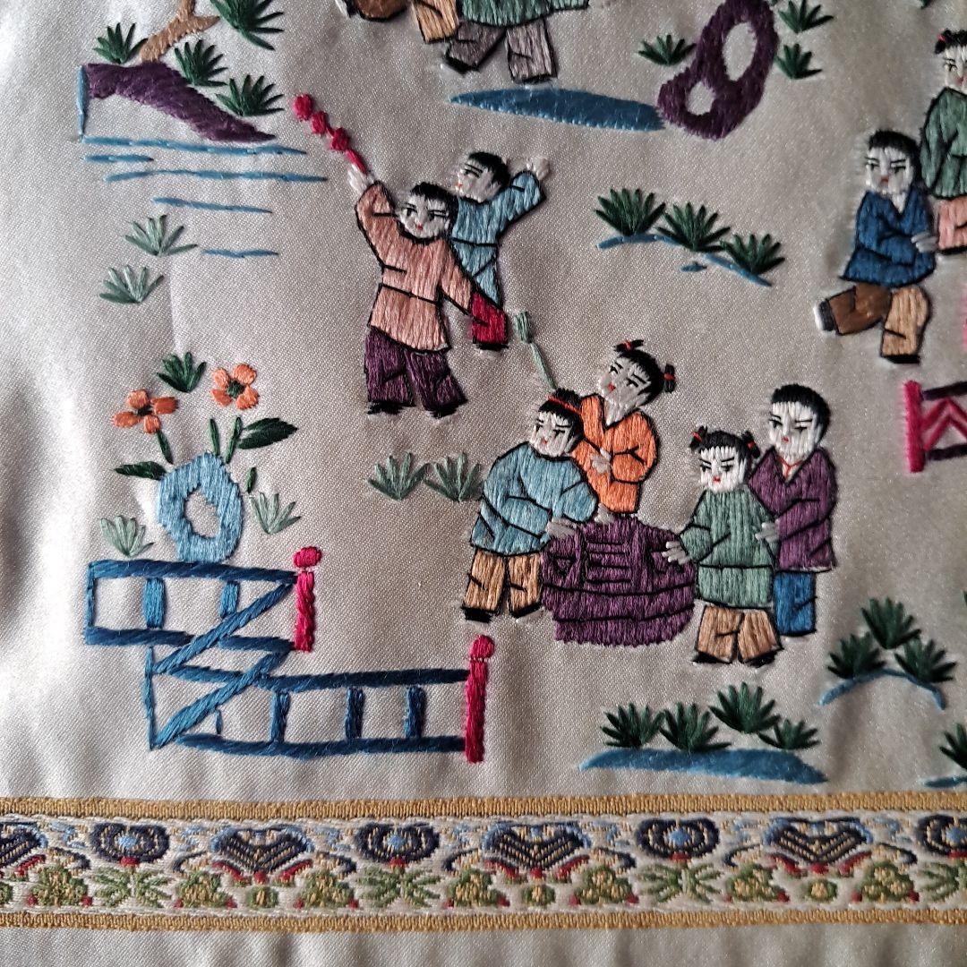 中国　正絹刺繍　精密刺繍　工芸品の敷物　お祭り風景図　極上