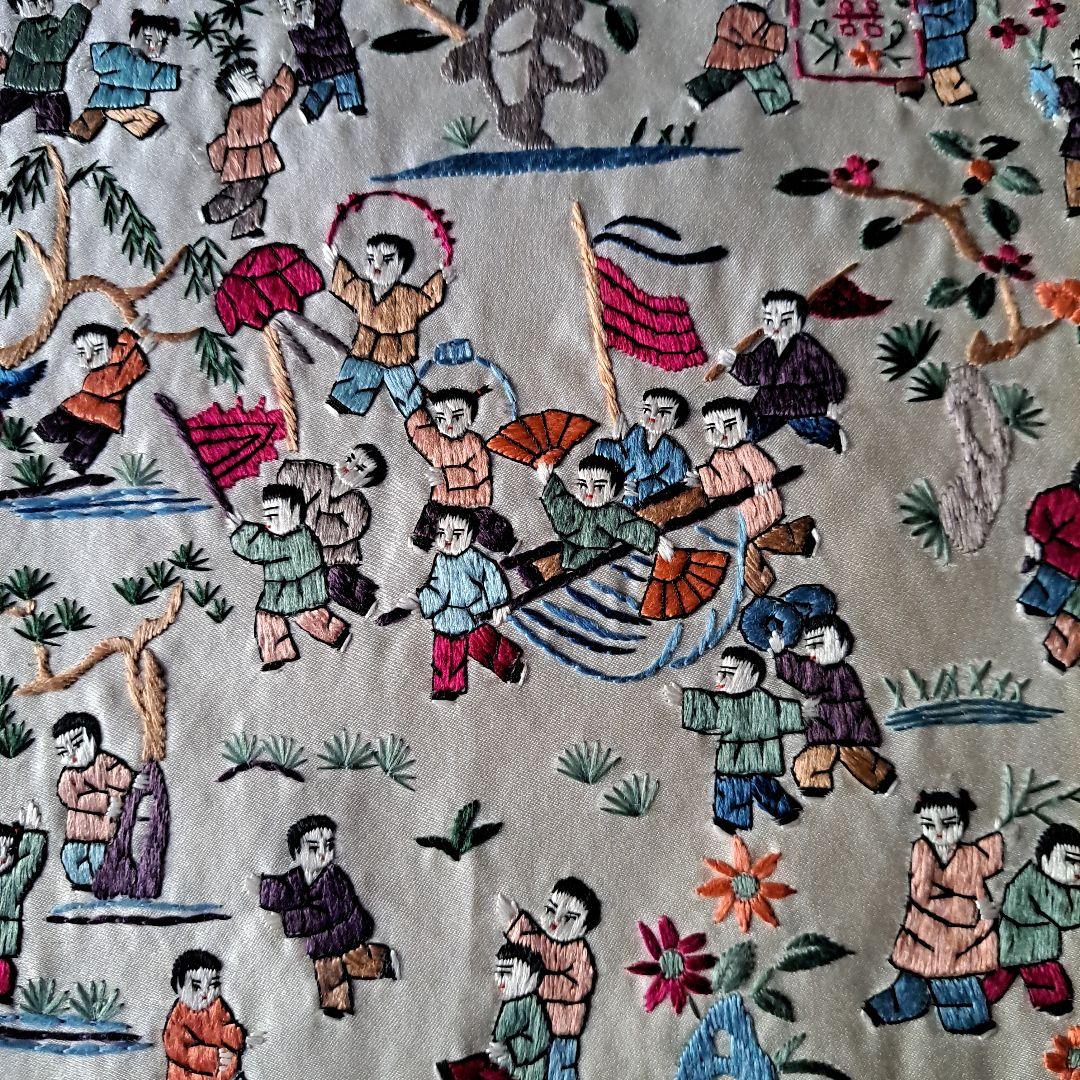 中国　正絹刺繍　精密刺繍　工芸品の敷物　お祭り風景図　極上