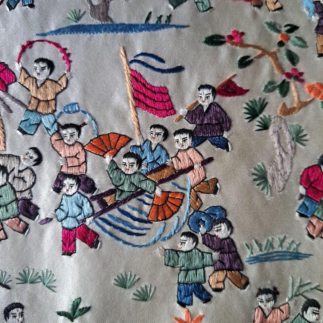 中国　正絹刺繍　精密刺繍　工芸品の敷物　お祭り風景図　極上