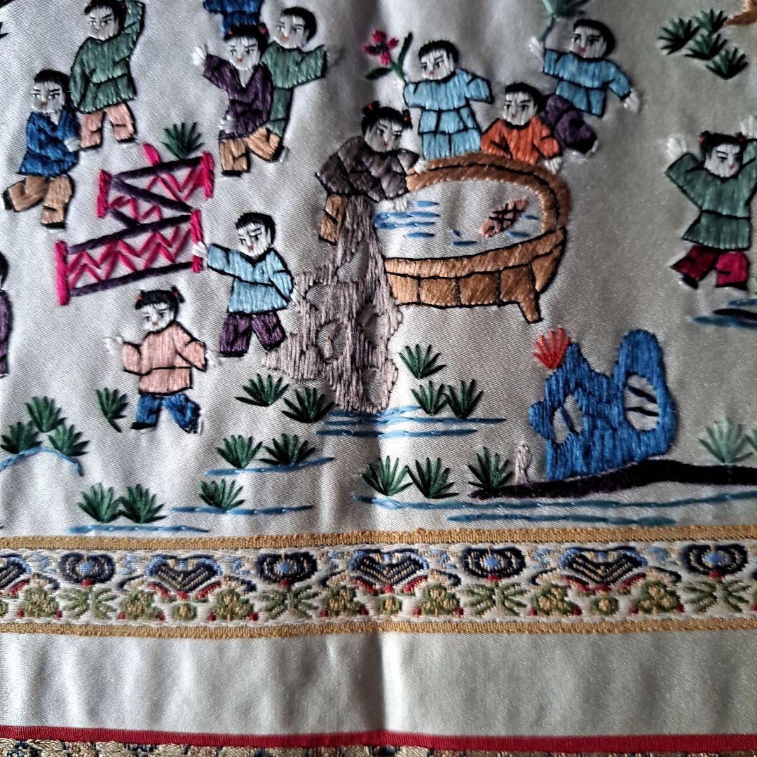 中国　正絹刺繍　精密刺繍　工芸品の敷物　お祭り風景図　極上