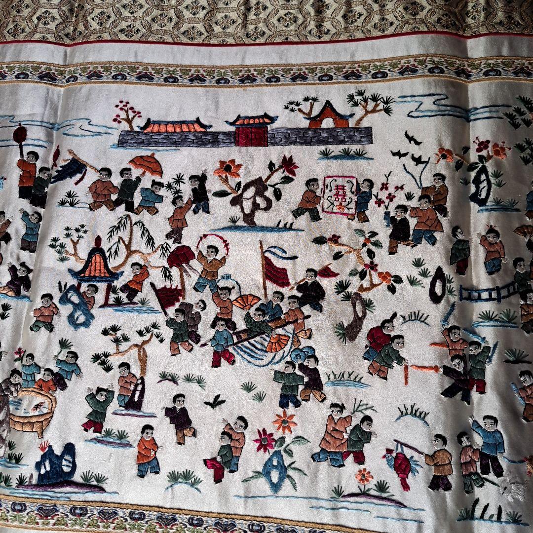 中国　正絹刺繍　精密刺繍　工芸品の敷物　お祭り風景図　極上