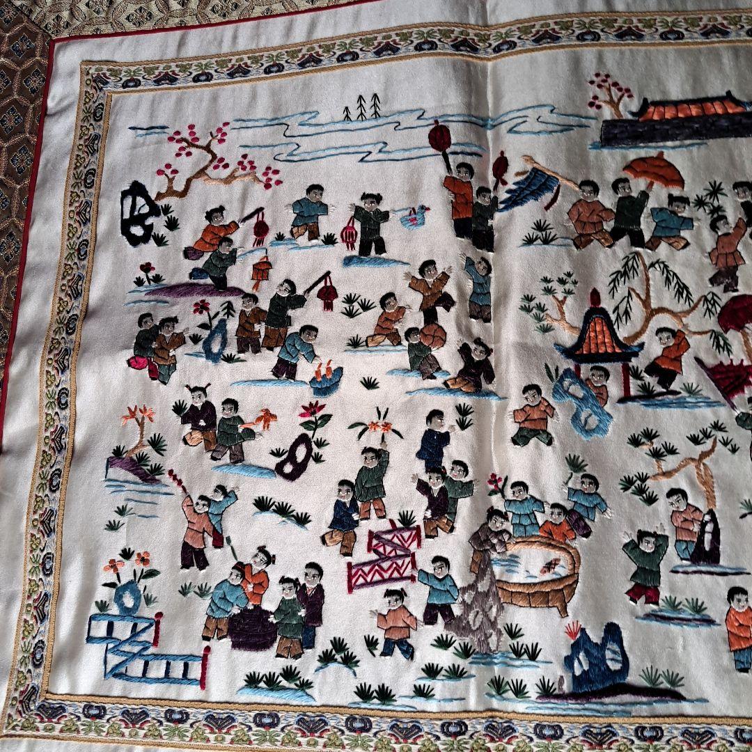 中国　正絹刺繍　精密刺繍　工芸品の敷物　お祭り風景図　極上