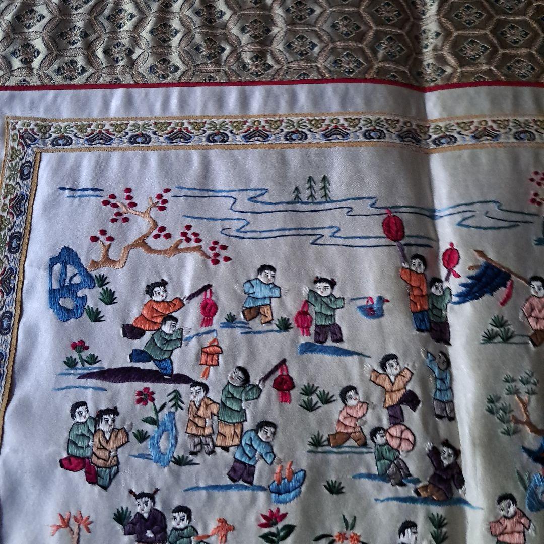 中国　正絹刺繍　精密刺繍　工芸品の敷物　お祭り風景図　極上