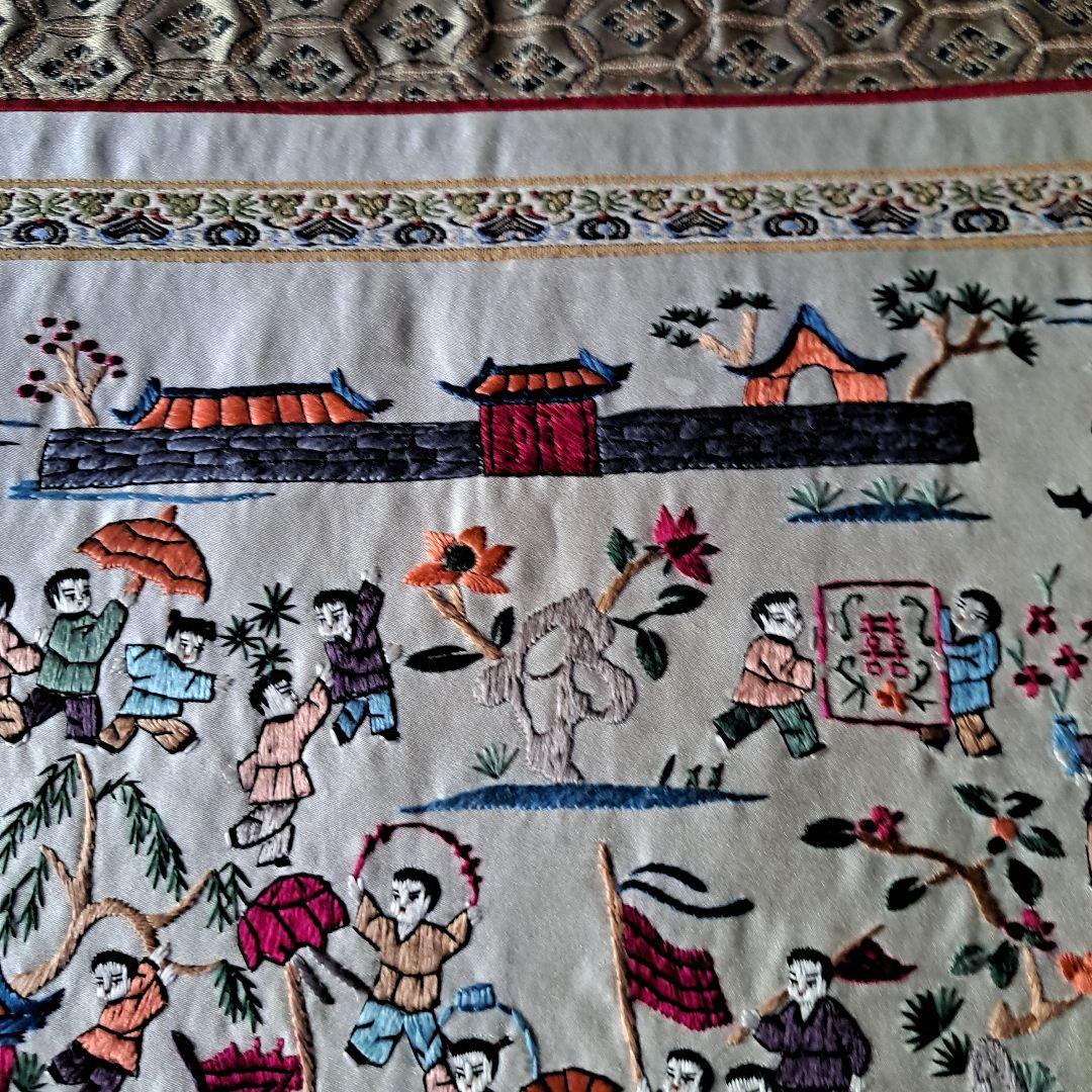 中国　正絹刺繍　精密刺繍　工芸品の敷物　お祭り風景図　極上