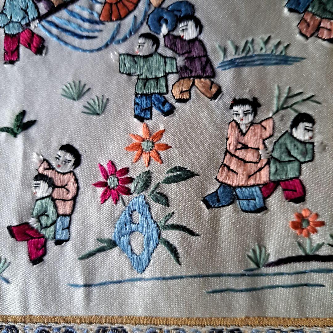 中国　正絹刺繍　精密刺繍　工芸品の敷物　お祭り風景図　極上