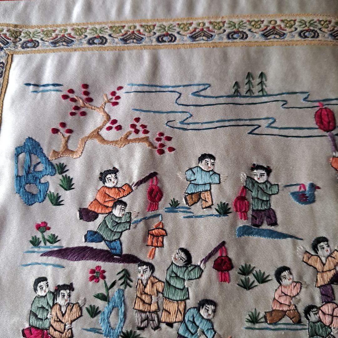 中国　正絹刺繍　精密刺繍　工芸品の敷物　お祭り風景図　極上