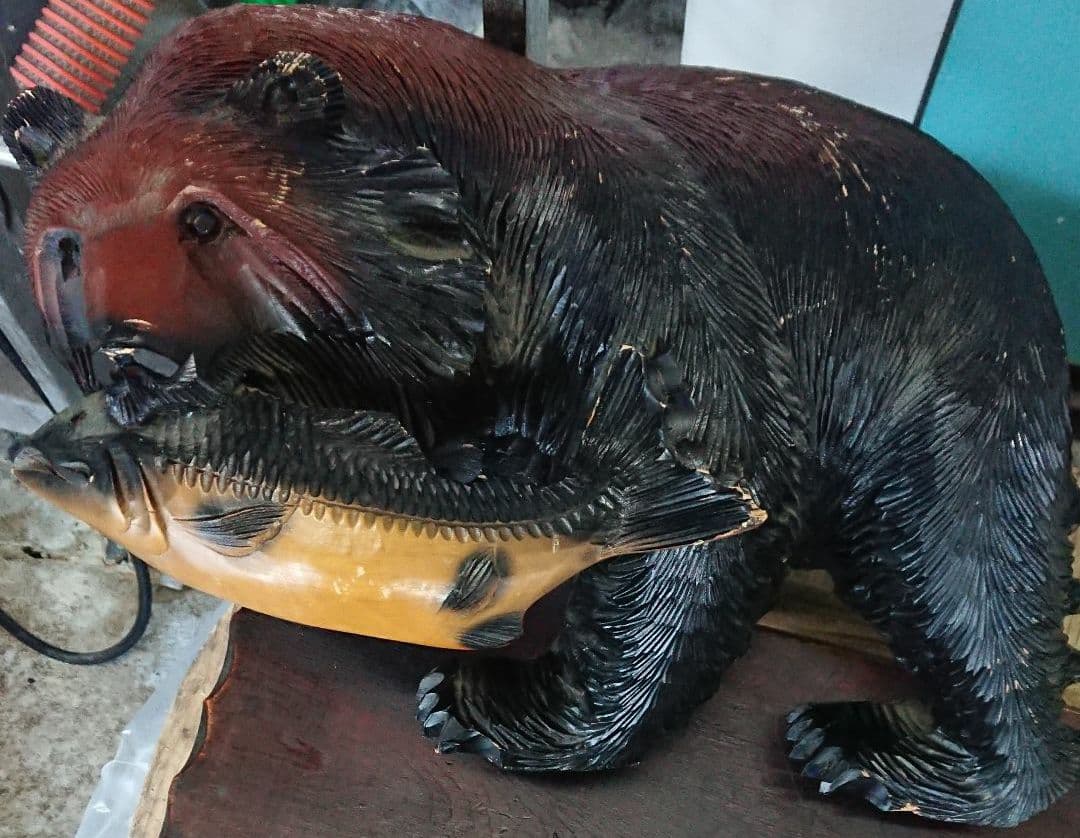 北海道・木彫りの熊の置物