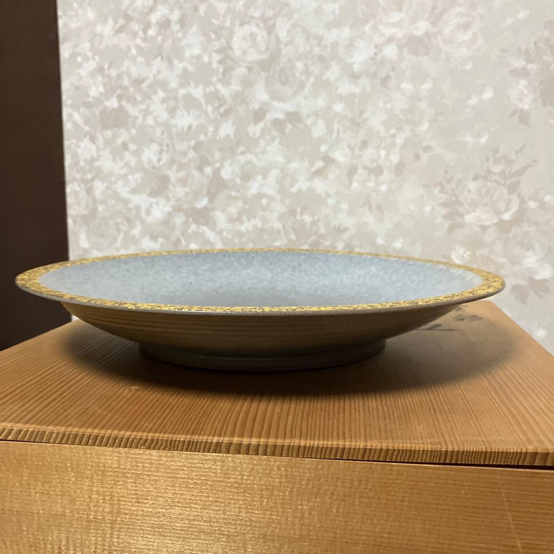 金彩皿「音羽山東哉造」（径３１㌢、高４．６㌢）