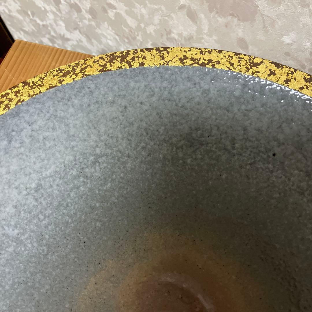 金彩皿「音羽山東哉造」（径３１㌢、高４．６㌢）