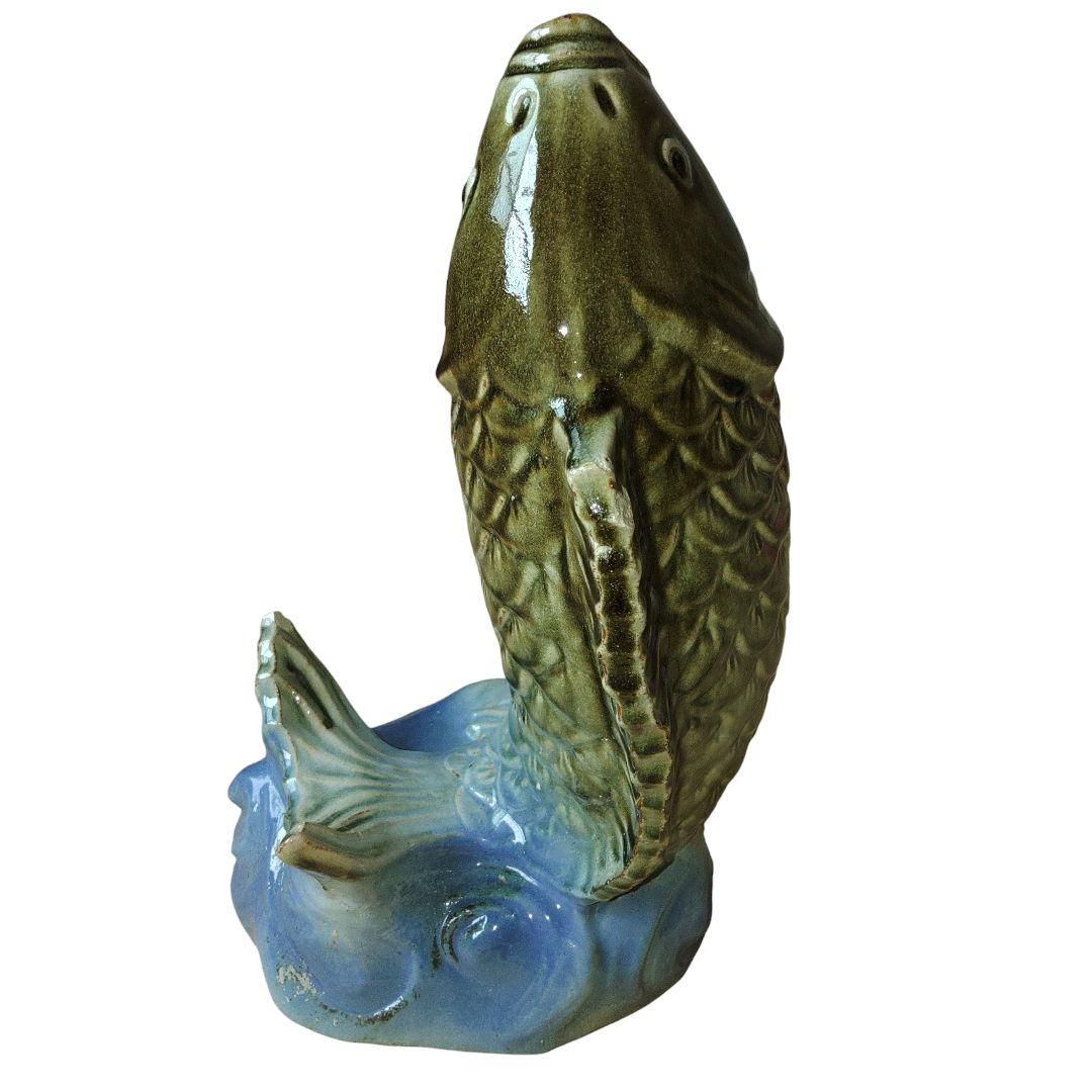 水面に跳び跳ねる鯉　置物　陶器製