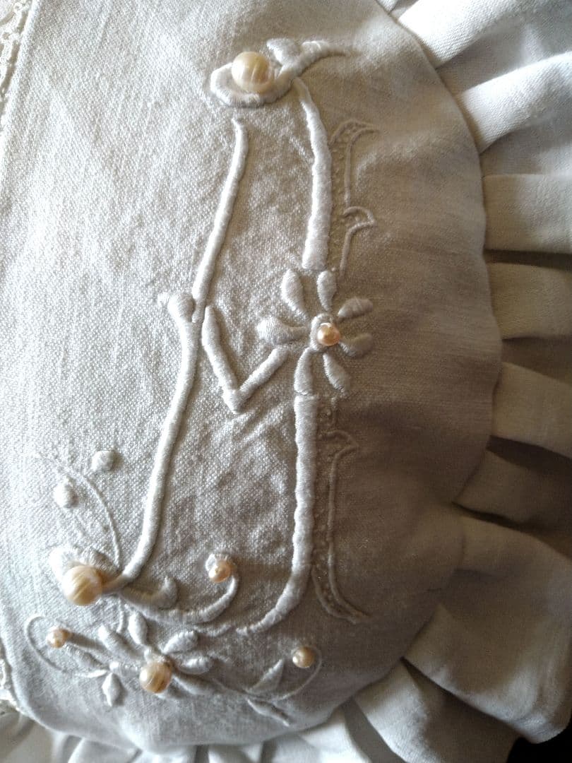 ※最後の１点限定※フランスアンティーク　ロゴ手刺繍　豪華レース　クッション