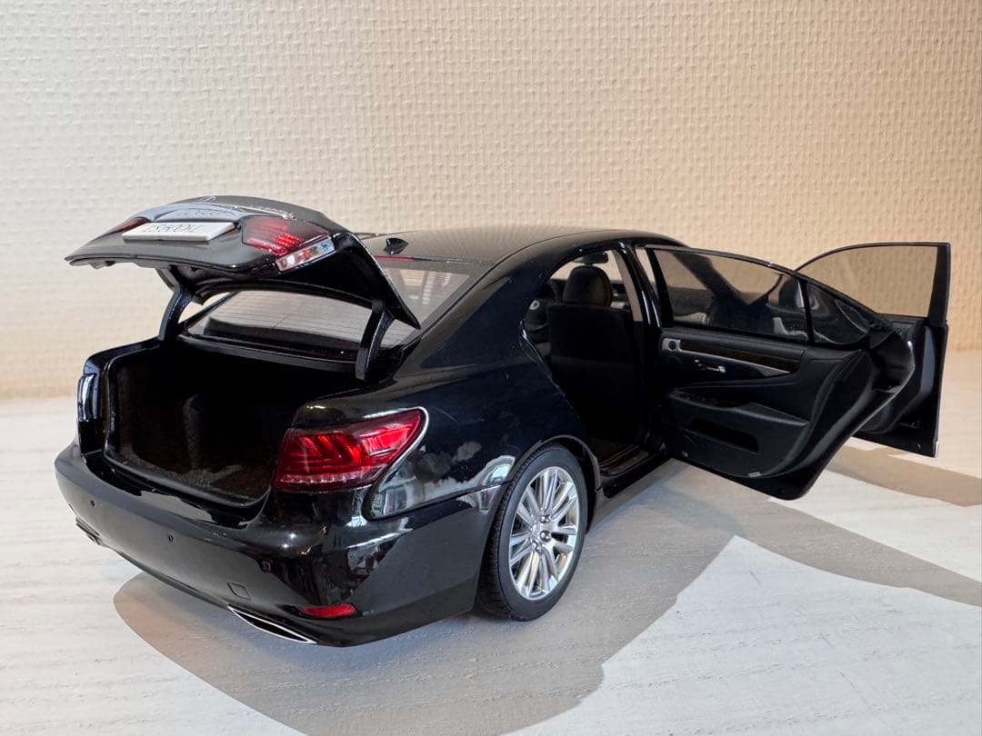 Lexus LS600h ブラック 1/18 ミニカー