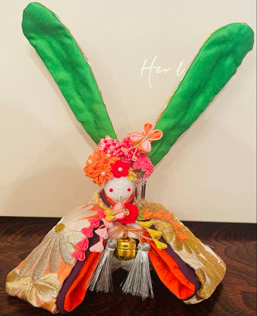 おばあちゃんのハンドメイド　着物うさぎ人形　アンティーク帯着物　蝶々幸せの鈴の音