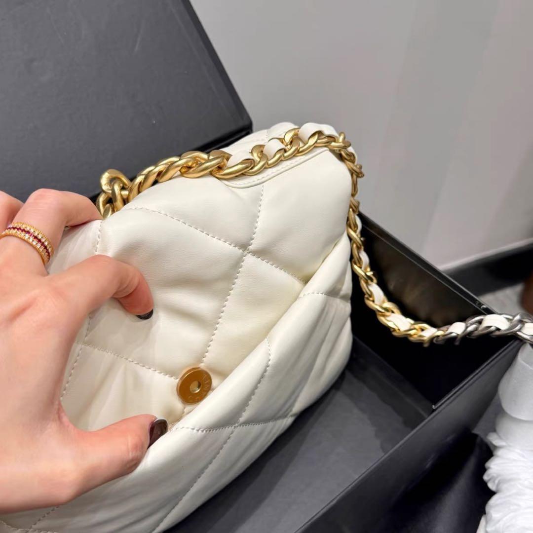 CHANEL ホワイト キルティング ショルダーバッグ