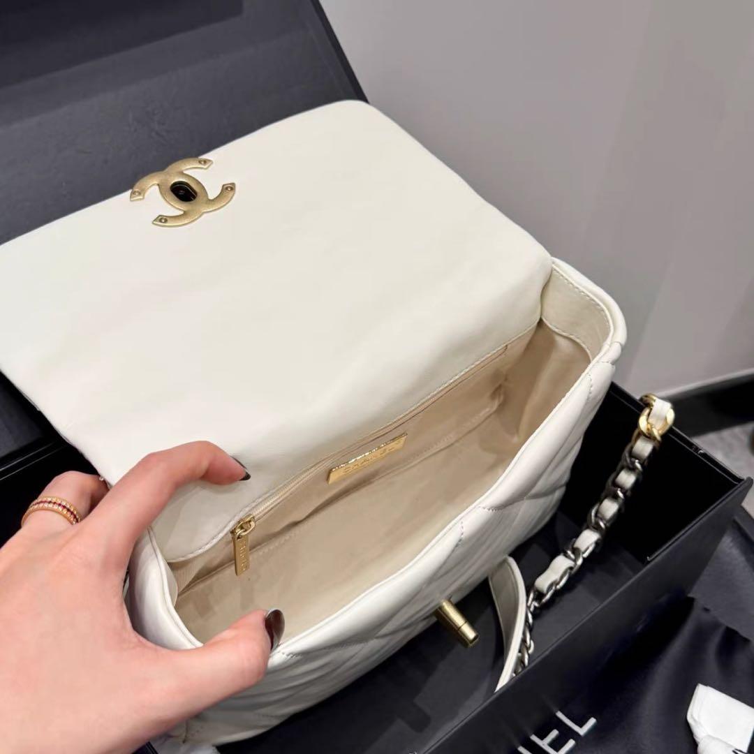 CHANEL ホワイト キルティング ショルダーバッグ