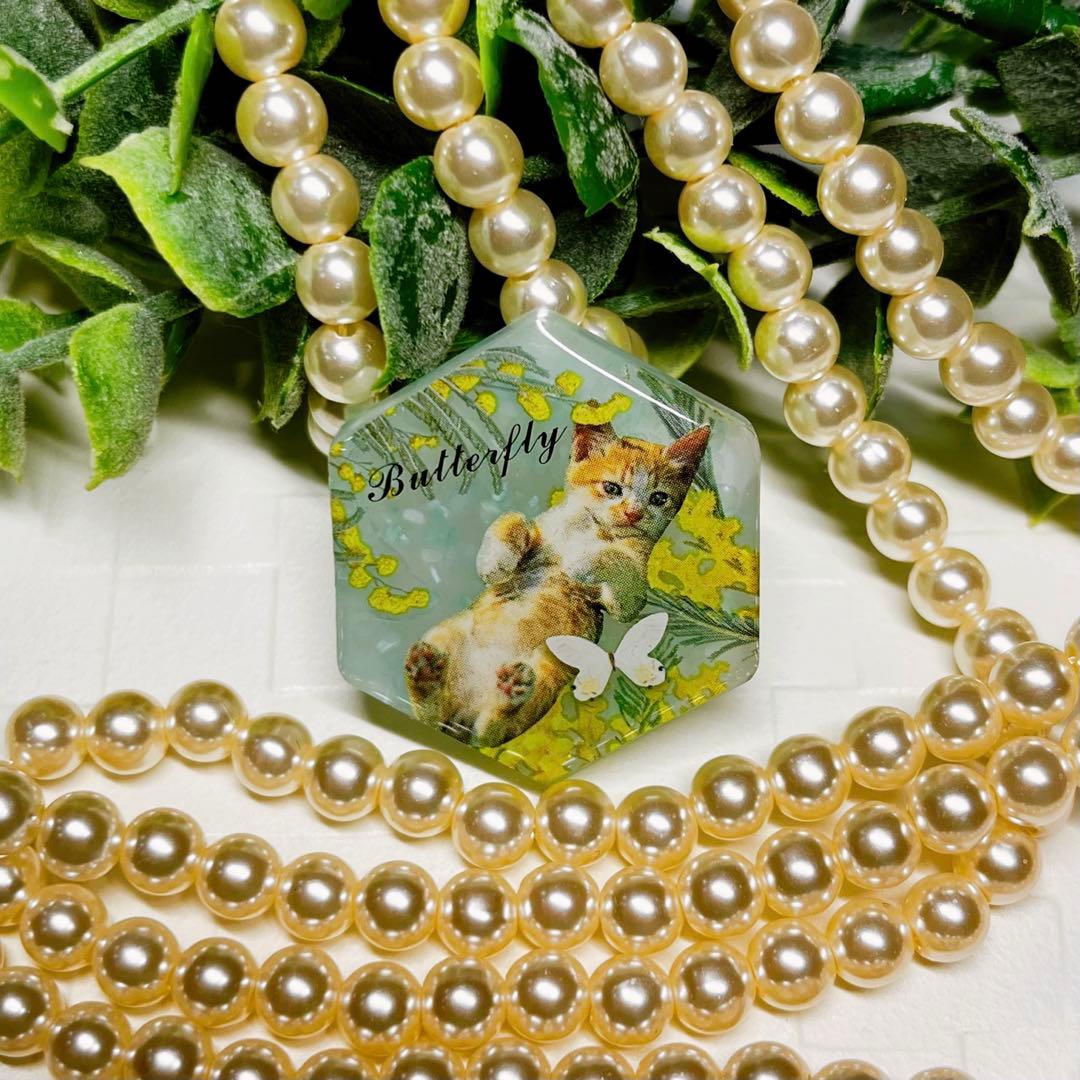 ゆきそら様お取置きです。レジンヘアゴム ヘソ天 猫ちゃん ミモザと蝶No.911