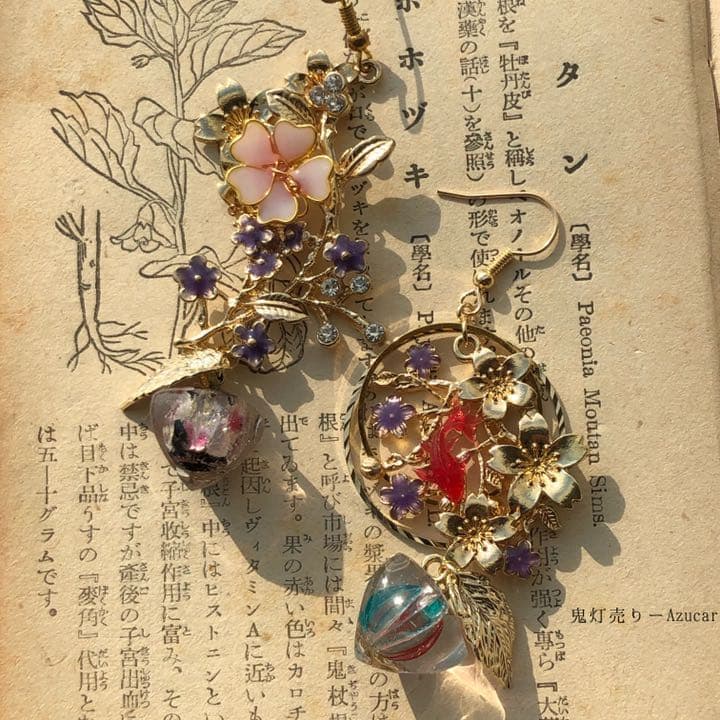桜と勿忘草と泳ぐ金魚　レジンほおずき　色変化勿忘草　蓄光　ピアス　イヤリング