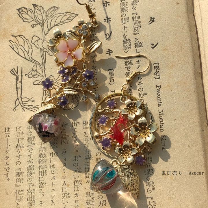 桜と勿忘草と泳ぐ金魚　レジンほおずき　色変化勿忘草　蓄光　ピアス　イヤリング