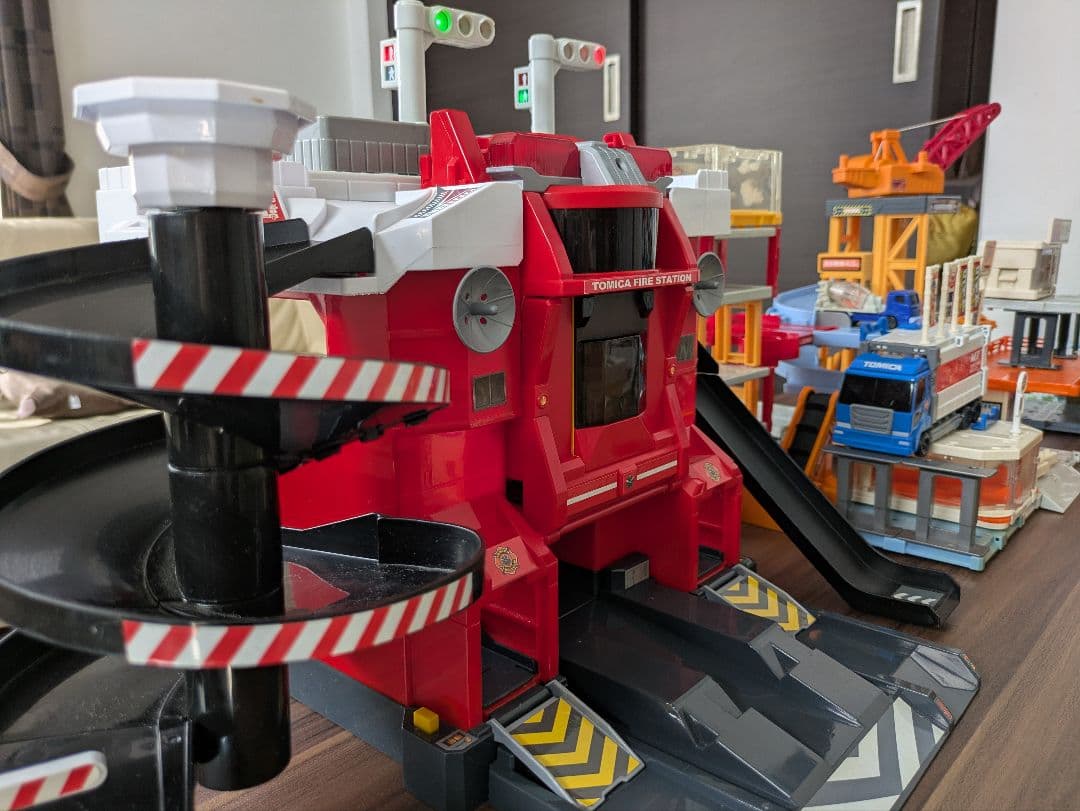トミカタウン　ビルドシティ　消防　警察　セブン　　　　ミニストップ　スシロー