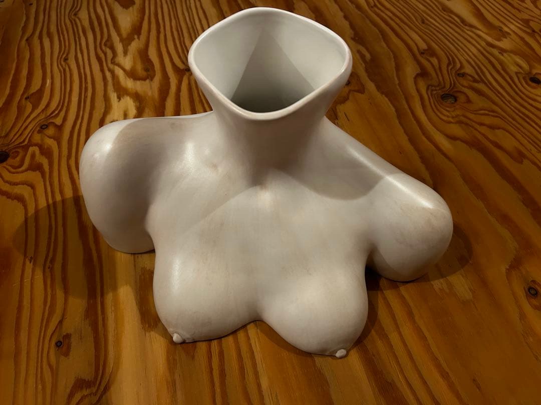 花瓶・フラワースタンド Anissa Kermiche Breast Friend White Vase