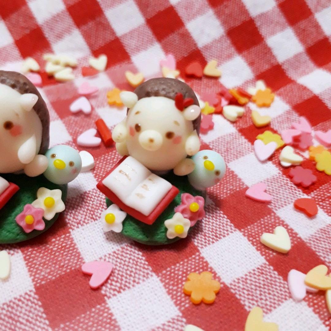 花畑で読書♡ハリネズミ女の子&幸せの青い鳥