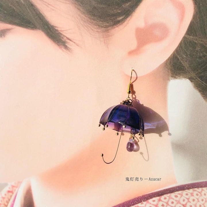 傘と椿から零れ落ちる雫。　傘レジンと椿の和風ピアス　イヤリング