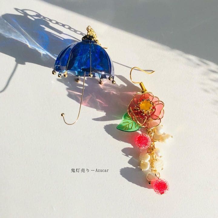 傘と椿から零れ落ちる雫。　傘レジンと椿の和風ピアス　イヤリング