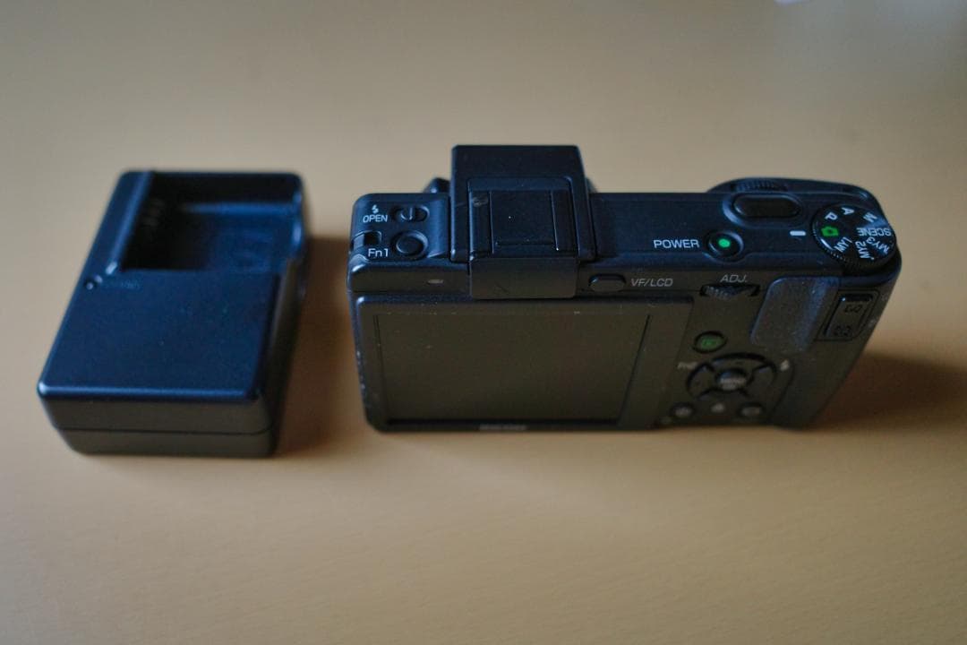 RICOH リコー コンパクトデジタルカメラ GX200