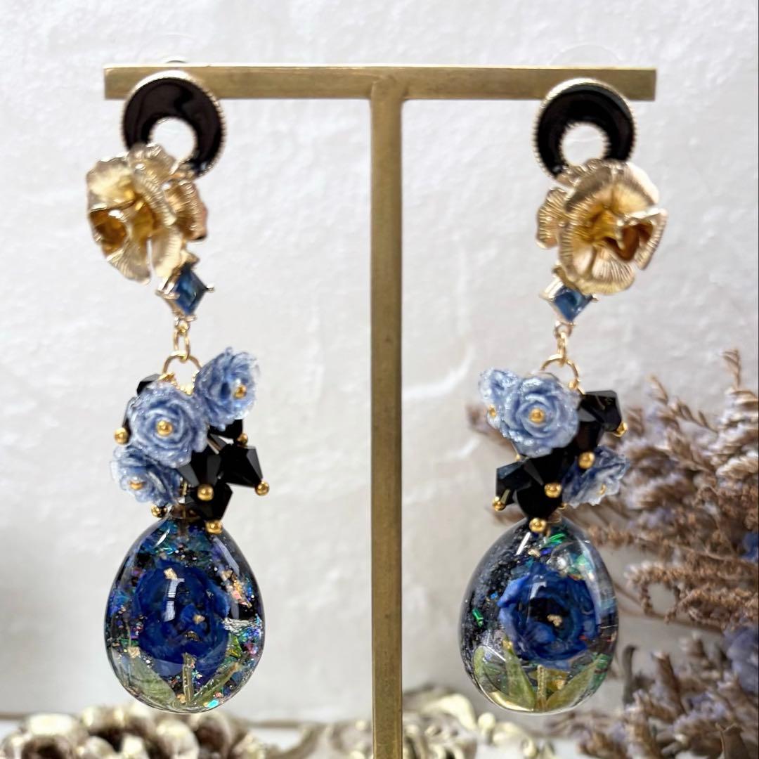 194 人気レジン作家さんのロイヤルブルー薔薇一輪と薔薇ビーズ✖︎3Aガラス