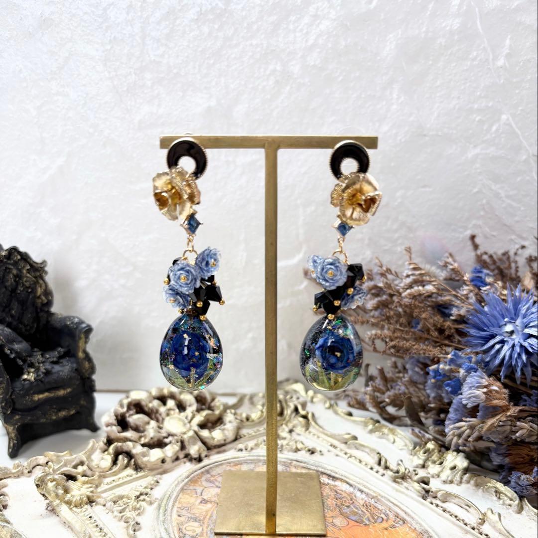 194 人気レジン作家さんのロイヤルブルー薔薇一輪と薔薇ビーズ✖︎3Aガラス