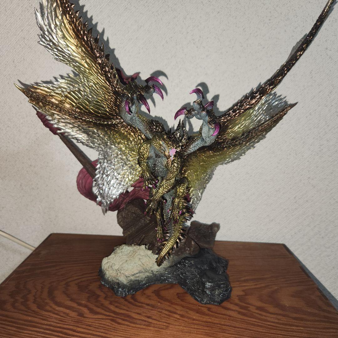 最終値下げ　美品　モンスターハンター シャガルマガラ フィギュア