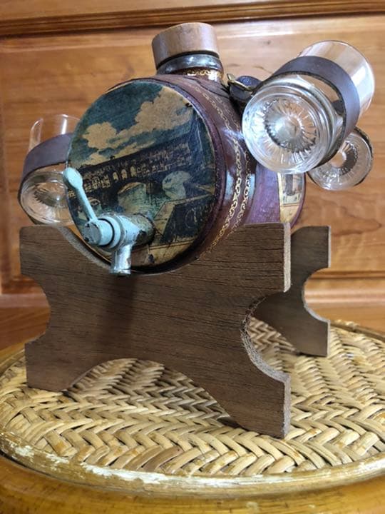 洋酒ボトルとグラス