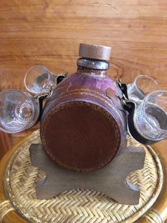 洋酒ボトルとグラス