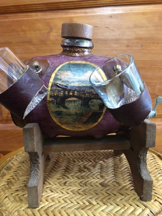 洋酒ボトルとグラス