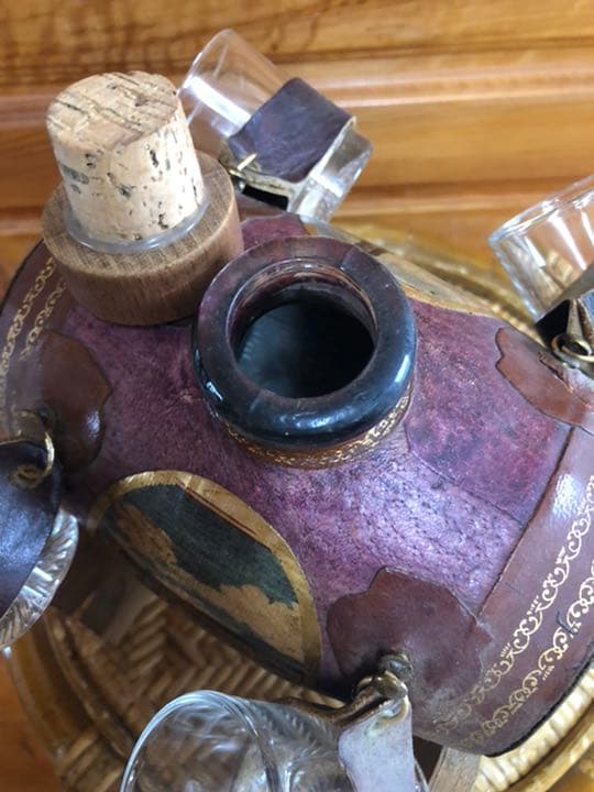 洋酒ボトルとグラス