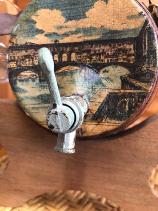 洋酒ボトルとグラス