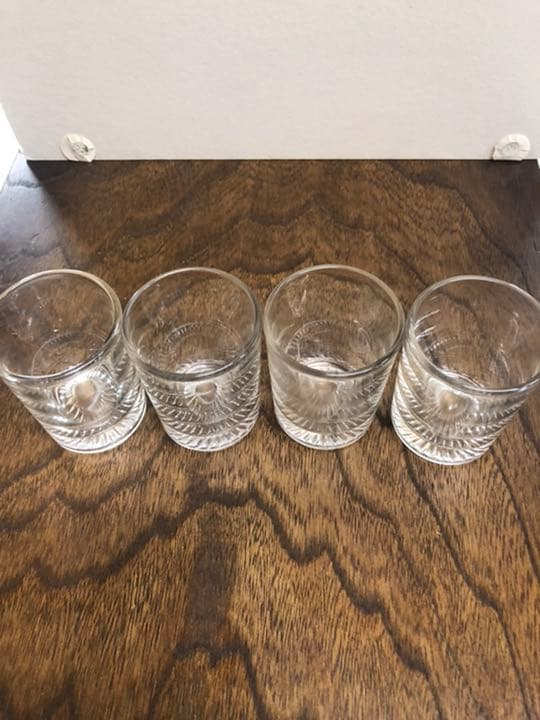 洋酒ボトルとグラス