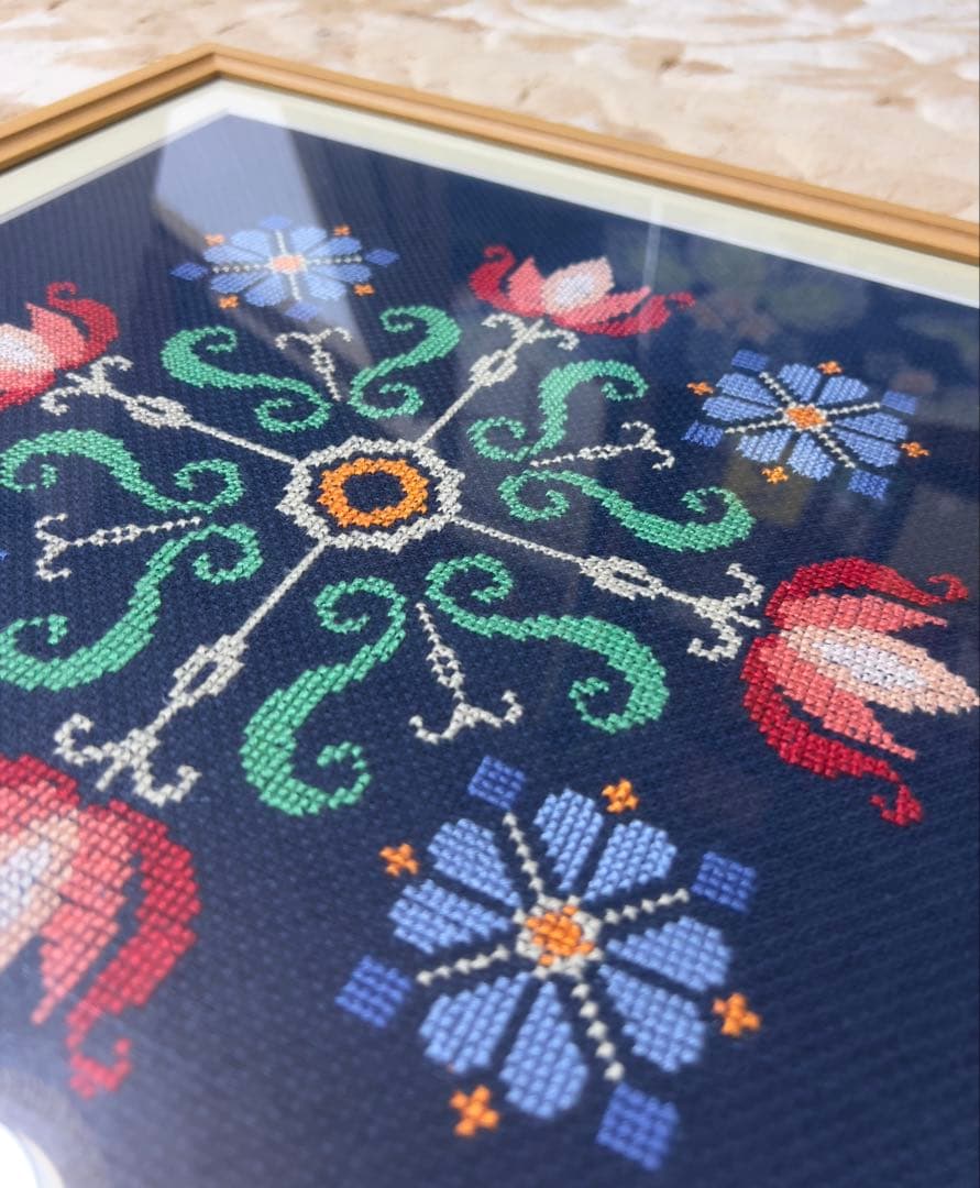 ハンドメイド　花柄刺繍アート作品 ネイビーブルー