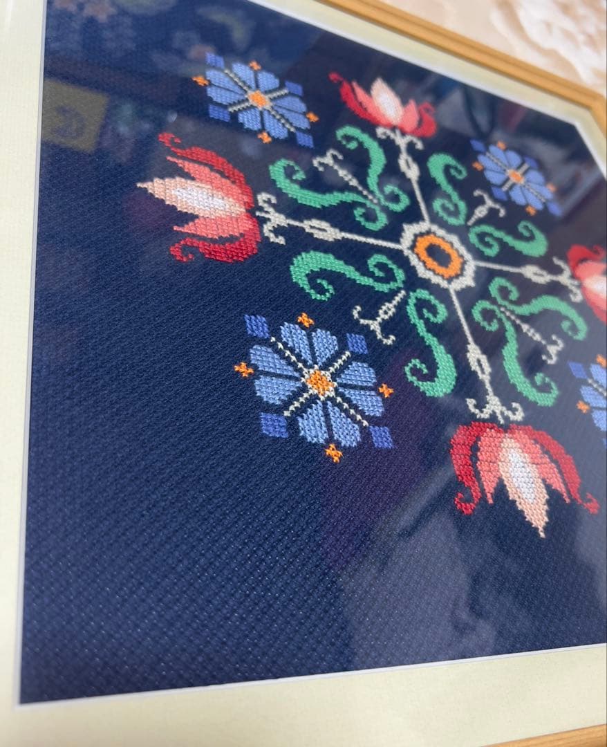 ハンドメイド　花柄刺繍アート作品 ネイビーブルー