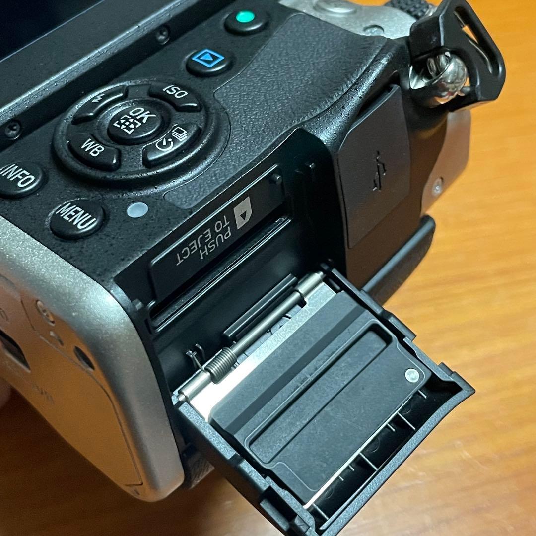 ペンタックス PENTAX KP シルバー ボディ　使用少ない美品　オマケ付