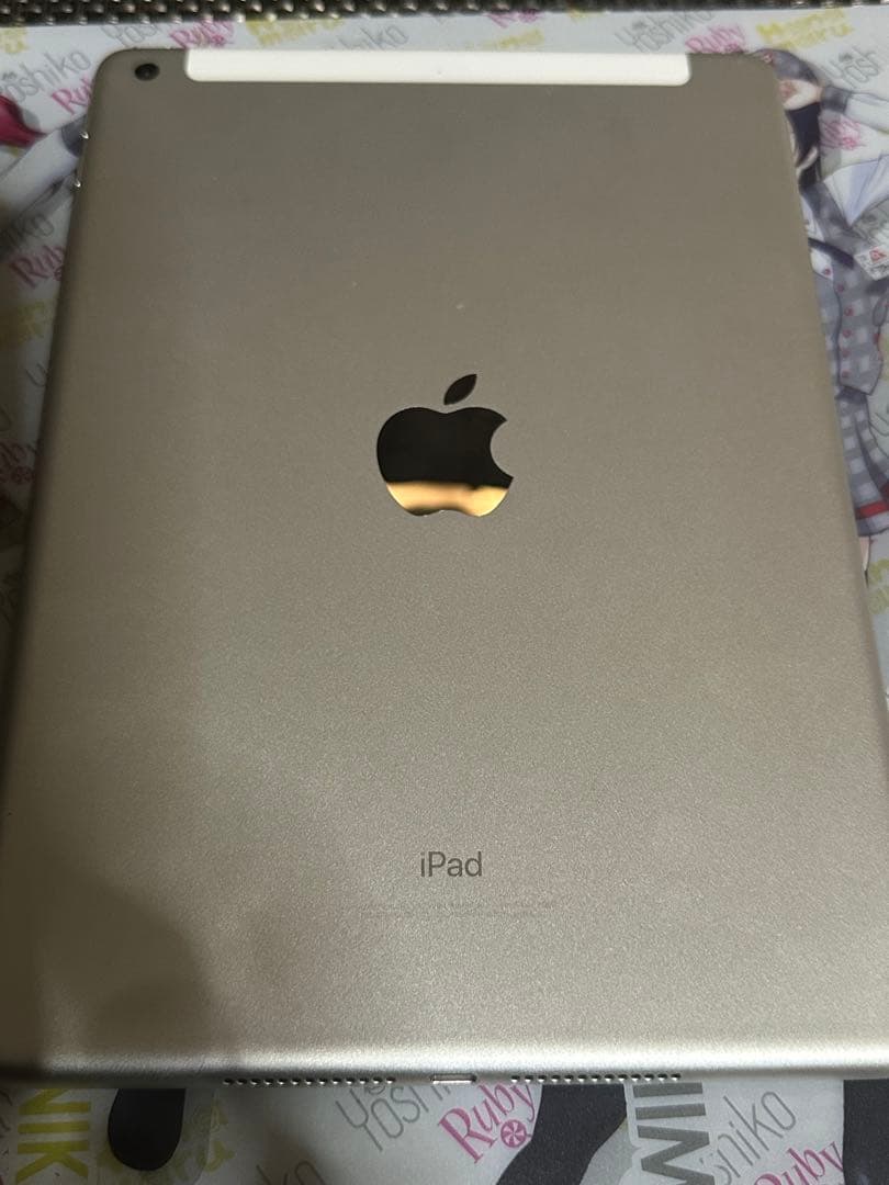 Apple iPad 第5世代 モデル 32GB docomo シルバー