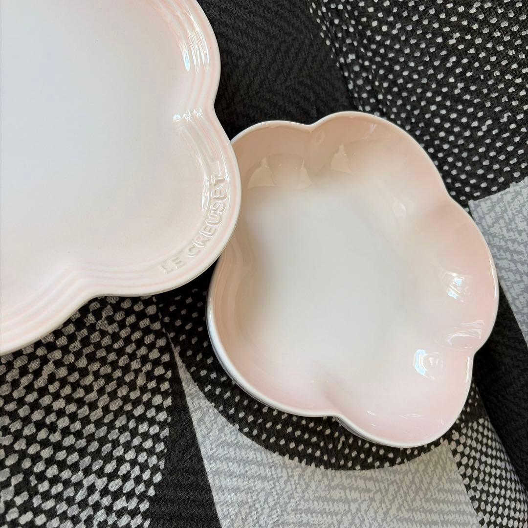 新品LE CREUSET ル・クルーゼ ミディアムフラワーディッシュ 2枚