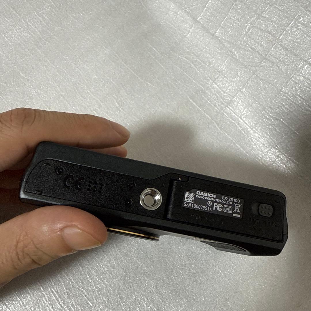 ❗️激安価格❗️デジカメ　本体　CASIO EX-ZR100