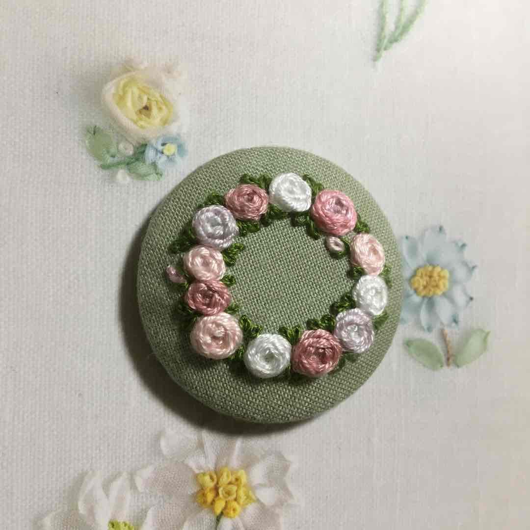 薔薇リース刺繍　ハンドメイド　ブローチヘアゴム　バラ