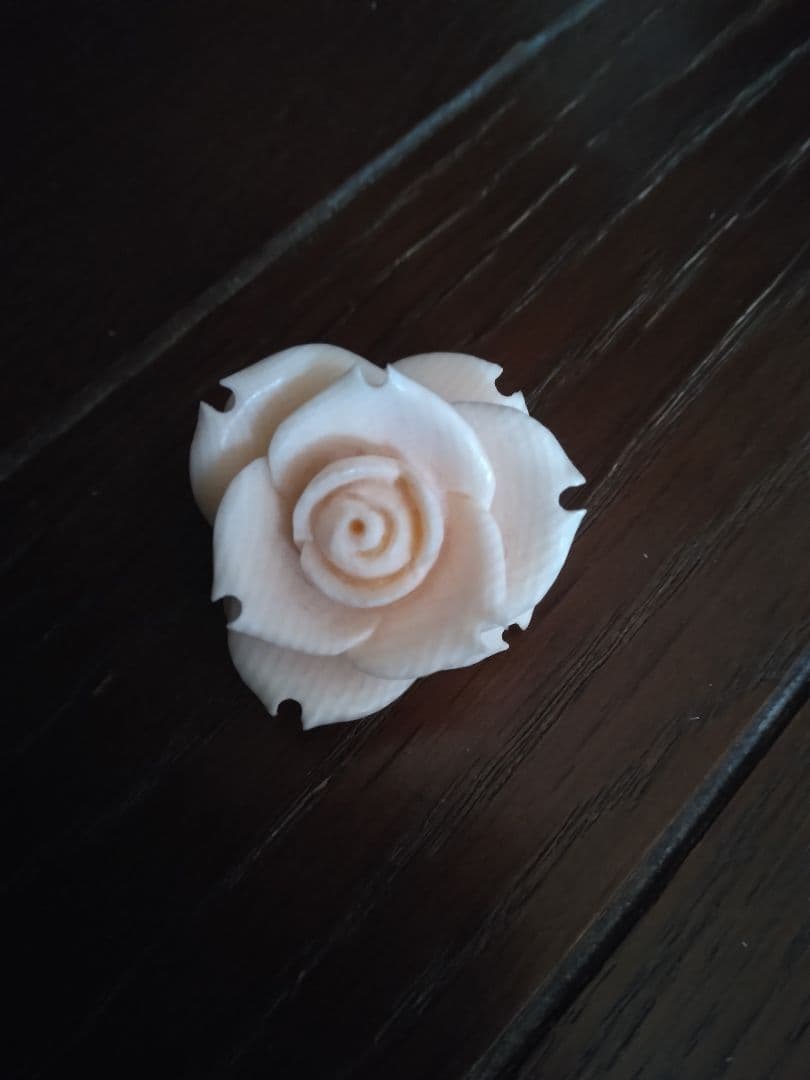 天然素材牙彫刻ブローチ新品