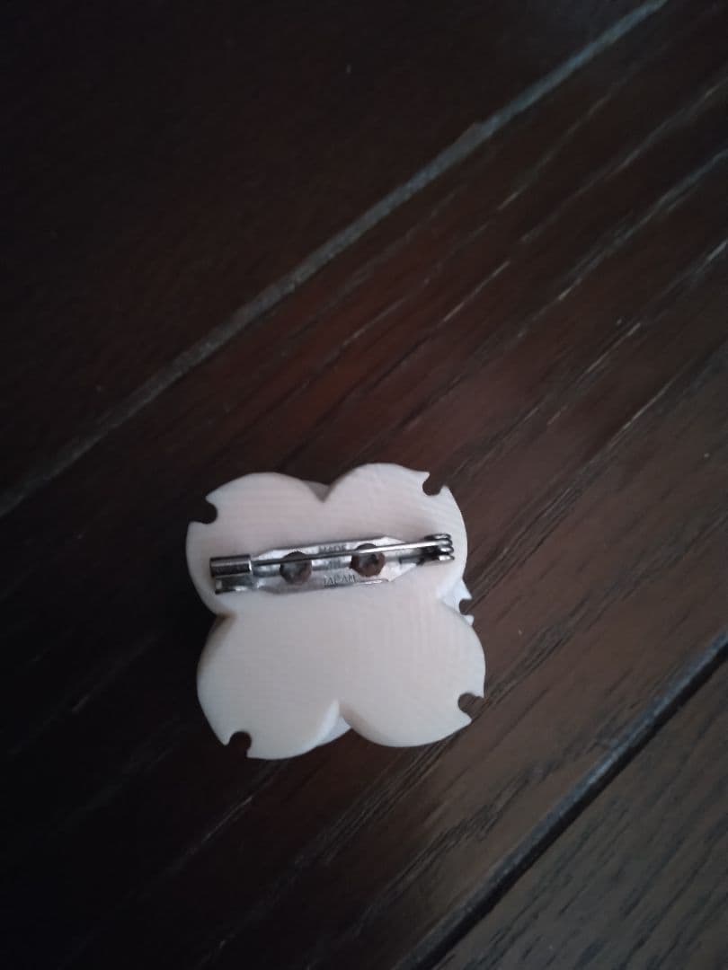 天然素材牙彫刻ブローチ新品