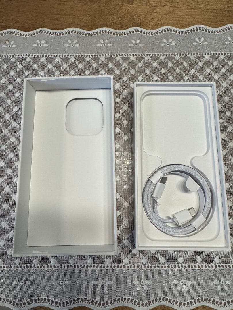 iPhone15 pro 128GB ホワイト　simフリー　美品 完動品