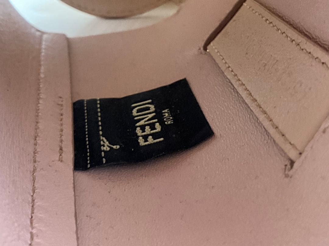 フェンディ　美品FENDI ピンクレザー水筒カバー