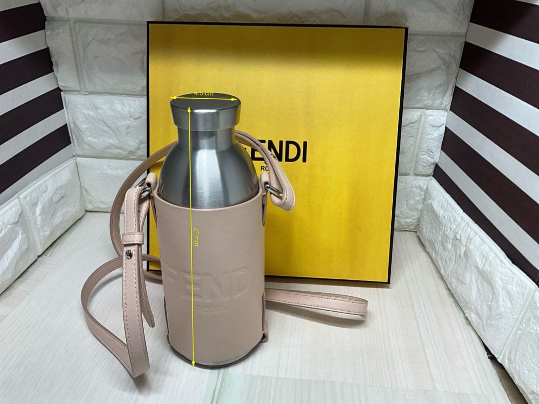 フェンディ　美品FENDI ピンクレザー水筒カバー